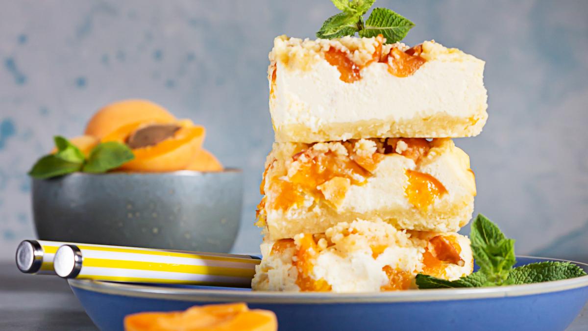 prajitura-cu-caise-si-iaurt--usoara-si-racoritoare-e-musai-sa-o-savurezi-direct-de-la-frigider_68785300