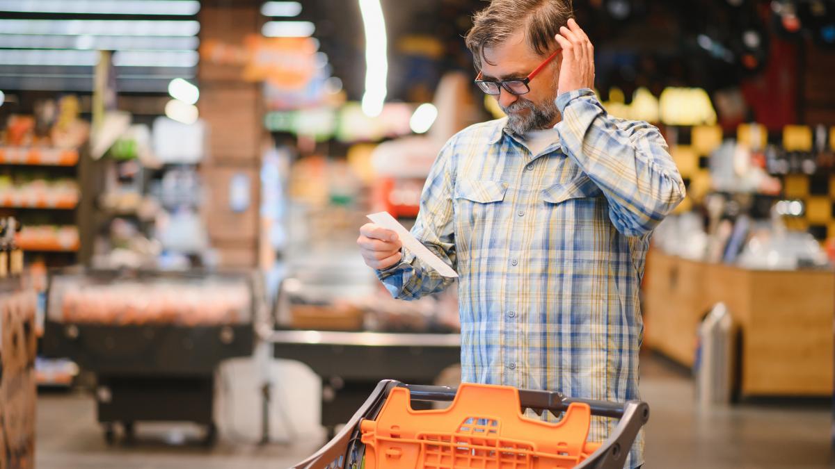 romanii-nu-mai-au-bani-pentru-alimentele-de-baza-stau-cu-ochii-pe-oferte--cumparaturi-de-90-de-lei_53695500