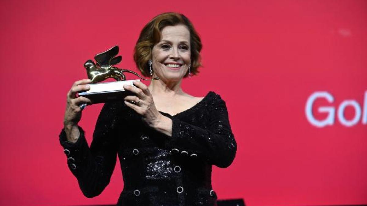 93447-award_ceremony_-_sigourney_weaver__credits_giorgio_zucchiatti_la_biennale_di_venezia_-_foto_asac___13__25735100