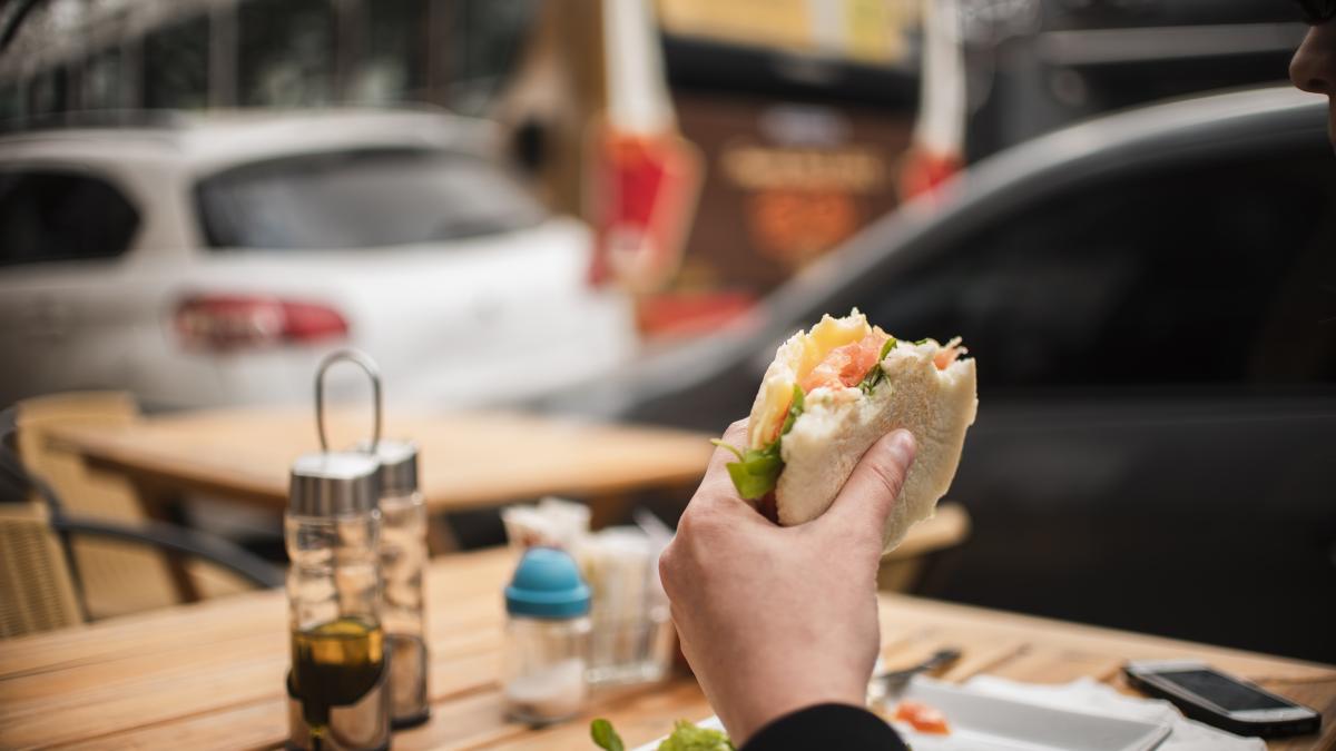 mancare-person-eating-burger_11261900