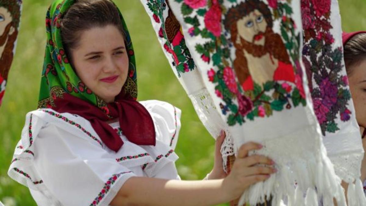 traditii-romanesti-inquam-femeie-port-popular_68290400_42868800