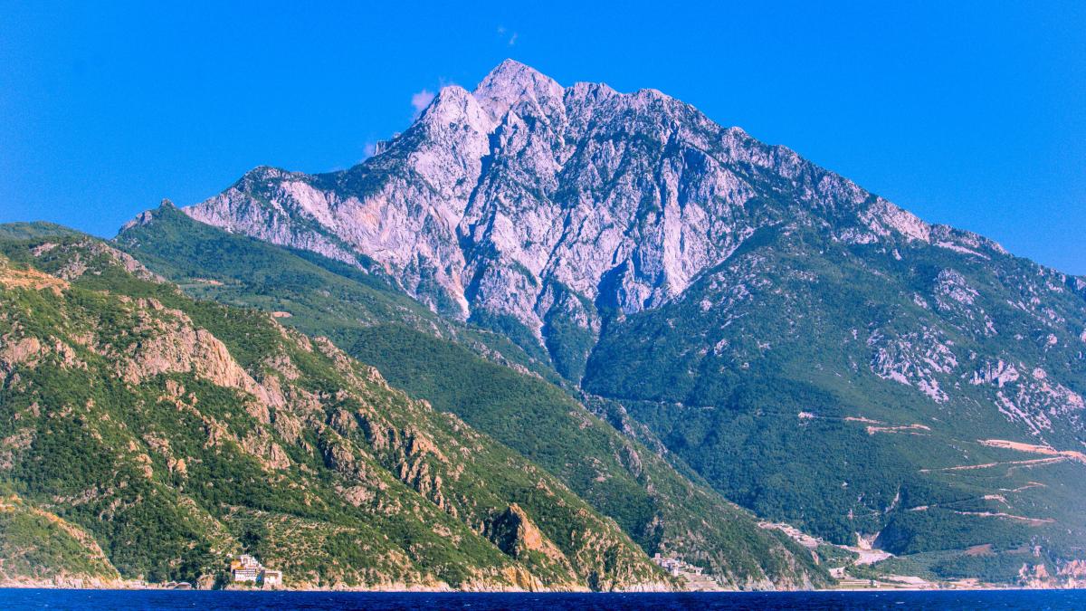 manastire-ca-pe-athos-in-romania_94934900