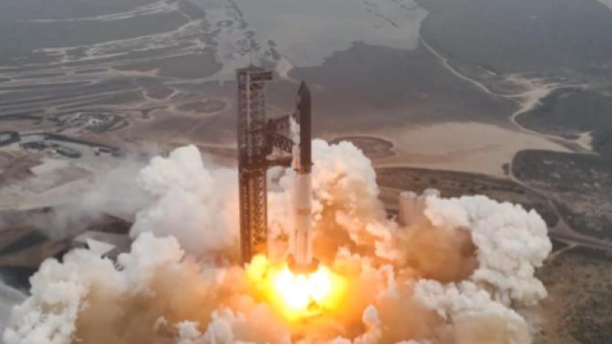 racheta-starship-a-lui-musk-s-a-scufundat-pentru-o-aterizare-usoara-in-oceanul-indian---un-succes-dupa-ce-incercarile-anterioare-s-au-soldat-cu-explozii_42640600