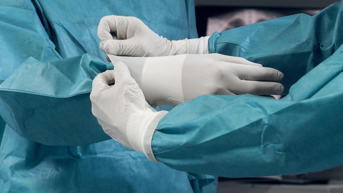 doctors-preparing-surgical-procedure_44841300