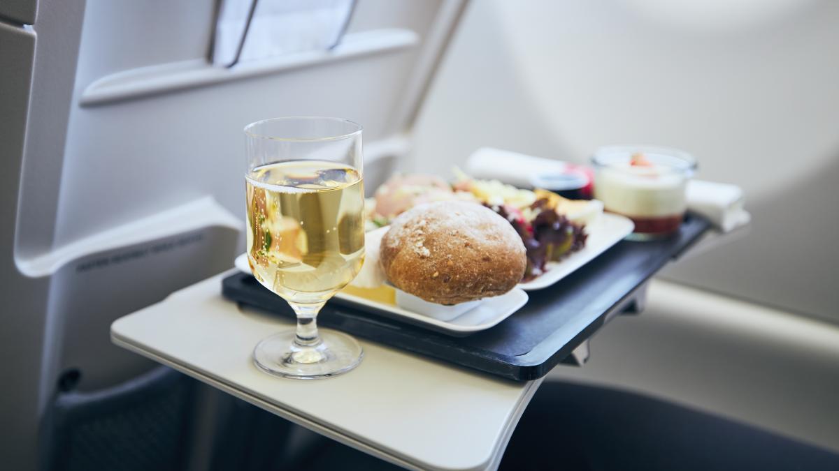 mancare-alcool-avion_55697400