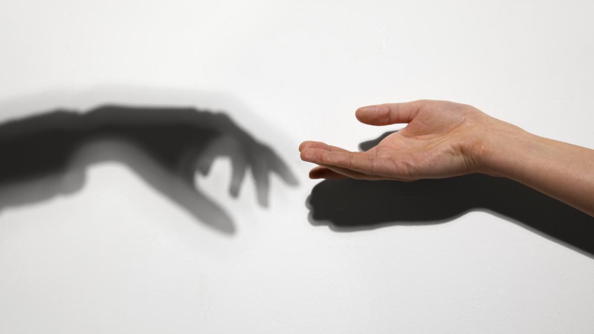 cine-esti-cu-adevarat-umbra-si-trezirea-interioara-calea-spre-ta-spre-libertate--dincolo-de-frica-si-blocaje--radu-leca-cand-ne-merge-rau-si-nu-intelegem-de-ce--atunci-avem-de-a-face-cu-umbra_05388400