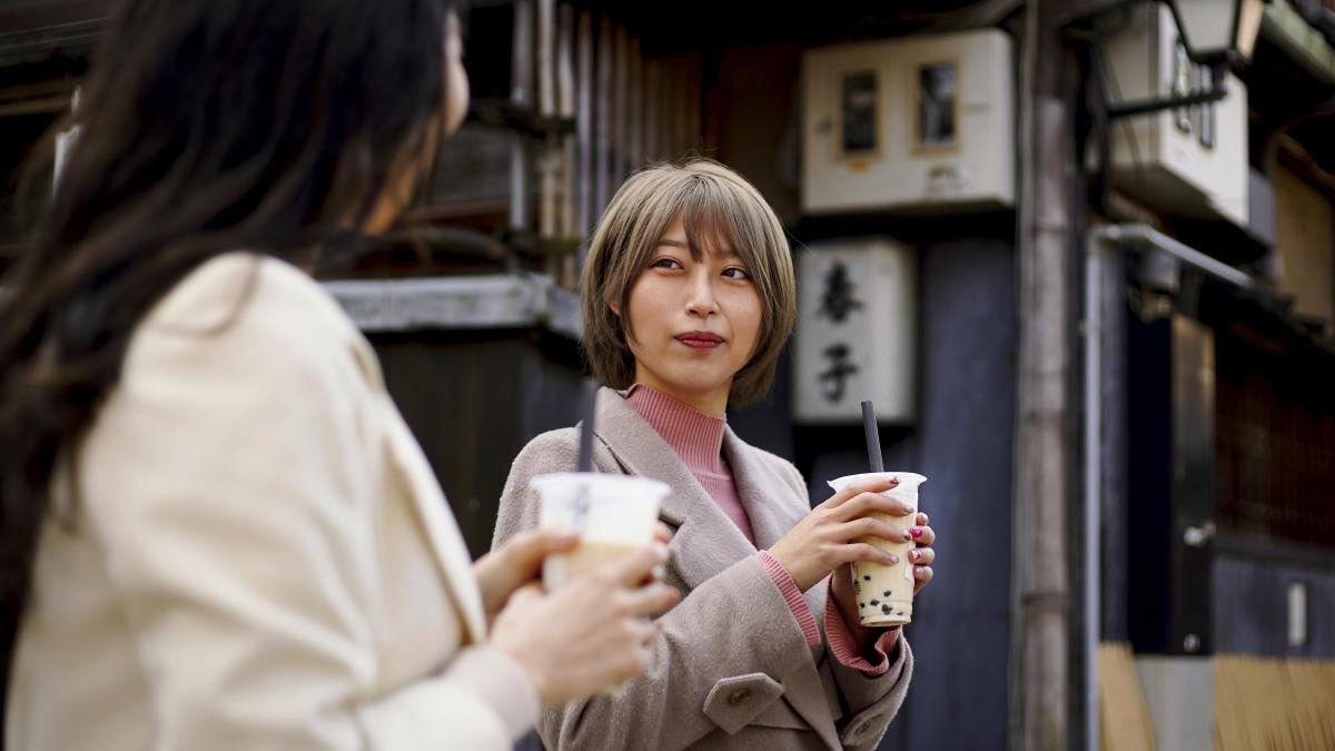japonia-women-with-bubble-tea_18004600