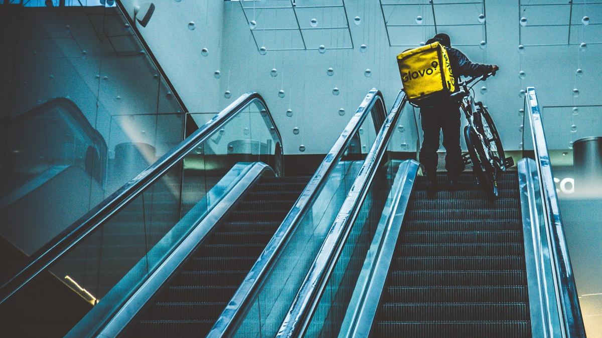 glovo-uber-eats-investigate-polonia_76425600