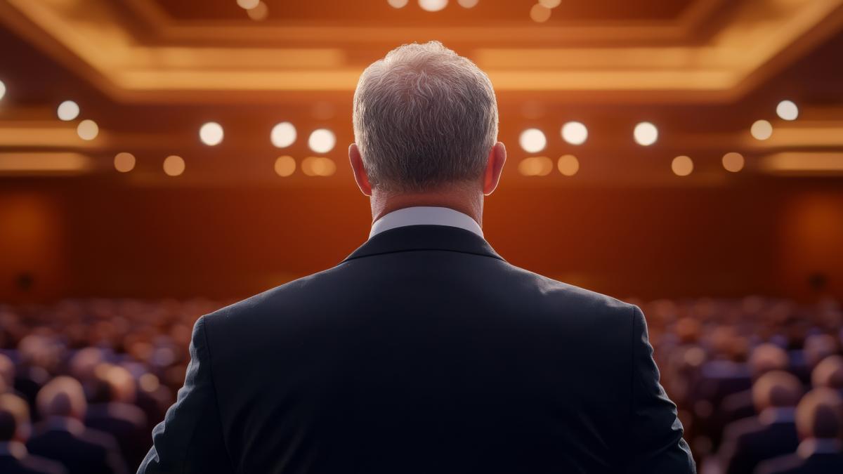 prezidentiabilii--cu-tinutele-la-control--candidatul-cu-aparitii-dezastruoase--designerul-florin-burescu-costumul-nu-are-cadere-pe-el_11456700