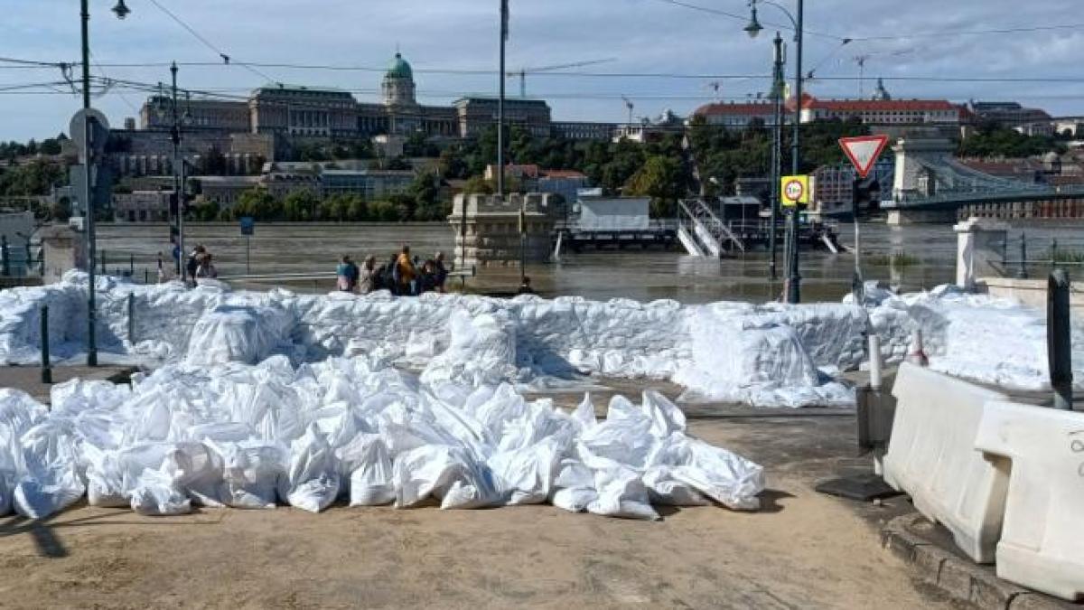 viitura-de-pe-dunare-se-apropie-de-romania--mii-de-saci-umpluti-de-autoritati-cu-nisip_70051800