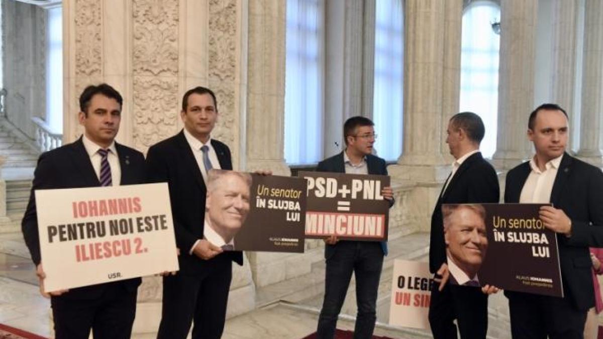 usr--protest-cu-pancarte-in-senat-impotriva-legii-iohannis-iohanis-pentru-noi-este-iliescu-2_12453500