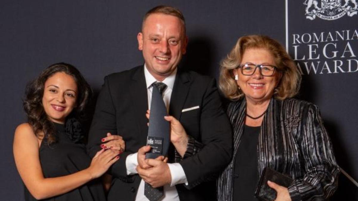 avocatul-alexandru-mu-atoiu-adjudeca-premiul-firma-de-avocatura-a-anului-in-timi-oara_84143700