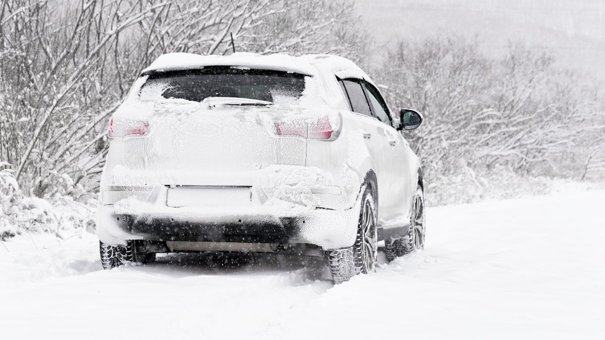 ce-sa-faci-daca-ramai-inzapezit-cu-masina--sfaturi-vitale-lista-lucrurilor-esentiale-pe-care-trebuie-sa-le-ai-la-tine-3_16663000