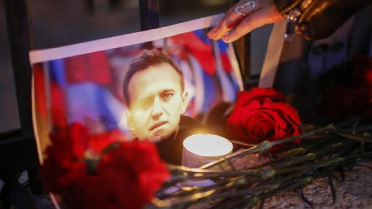 politia-din-rusia-reprima-protestele-dupa-moartea-lui-navalnii--in-timp-ce-un-grup-pentru-drepturile-omului-sustine-ca-cel-putin-100-de-persoane-au-fost-arestate_38327700