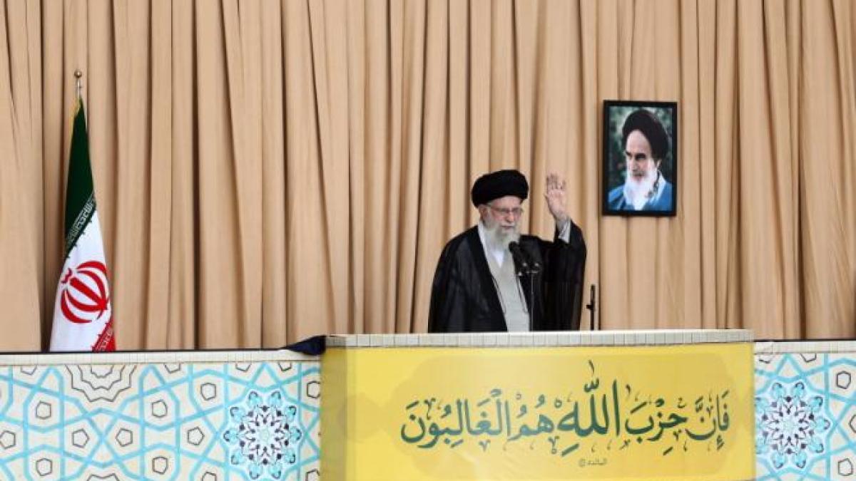 liderul-suprem-al-iranului--predici-religioase-pentru-hezbollah-si-hamas-in-timp-ce-tine-langa-el-o-pusca--israelul-nu-va-mai-rezista-mult_77352700