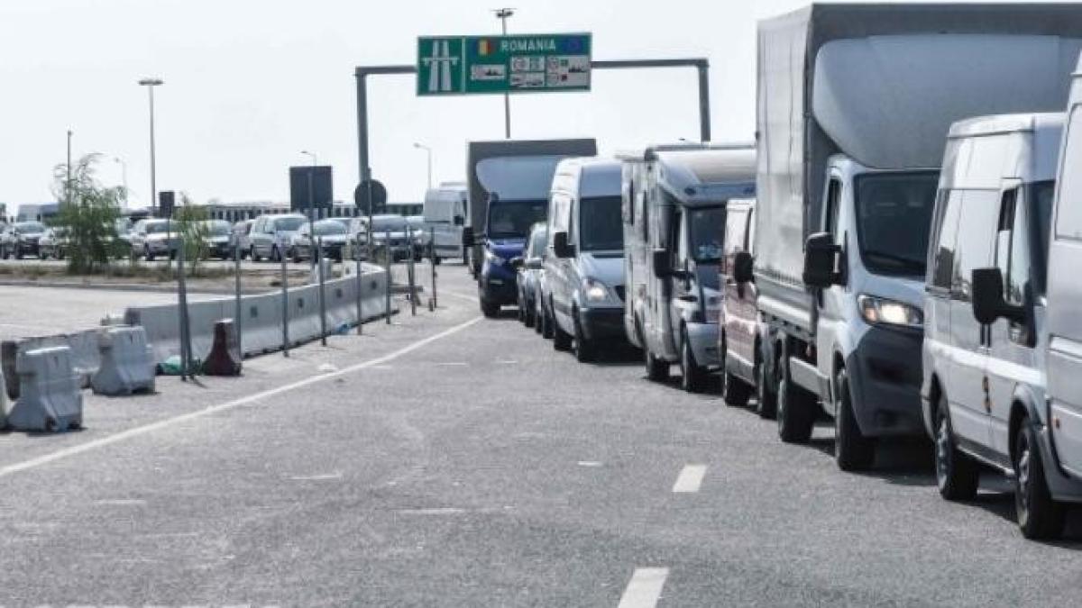 aglomeratie-la-vama-nadlac--se-asteapta-20-de-minute-pentru-iesirea-din-tara_53487600
