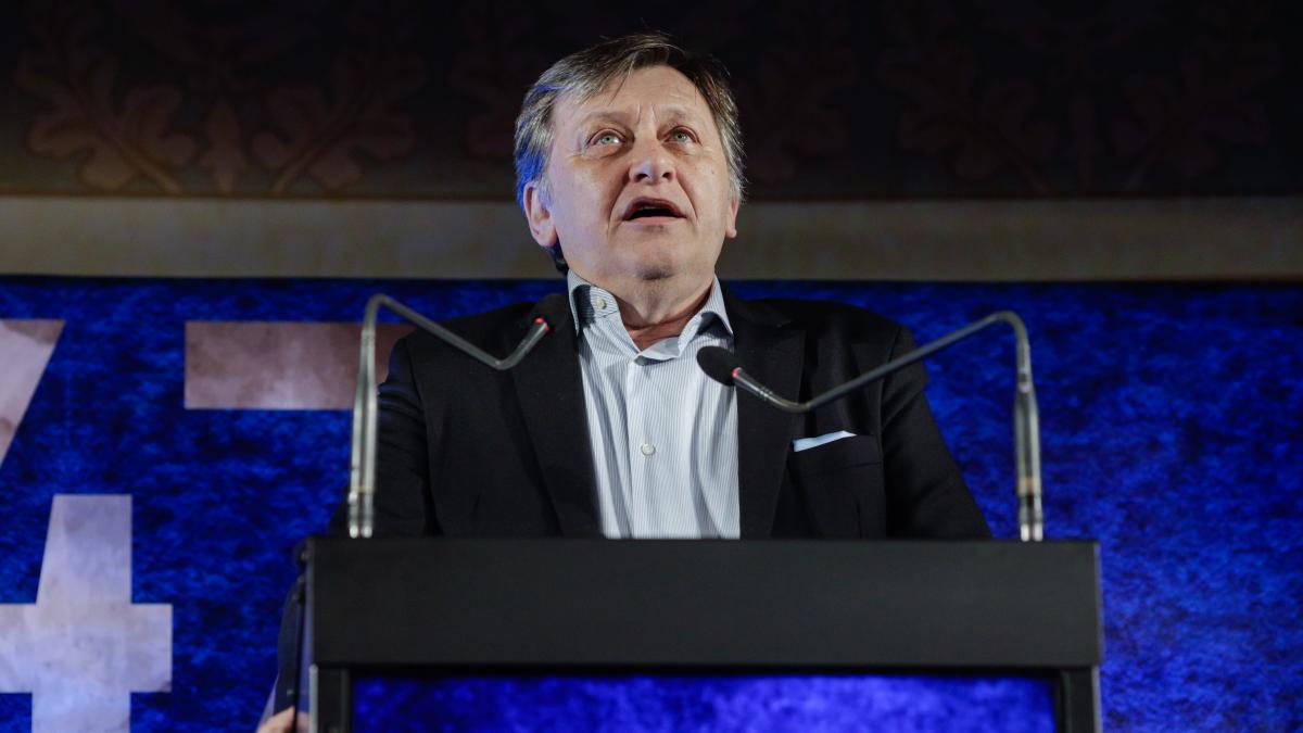 ciuca raspunde atacurilor lui crin antonescu cum incearca sa i castige votul cred ca trebuie sa aprecieze acest lucru video