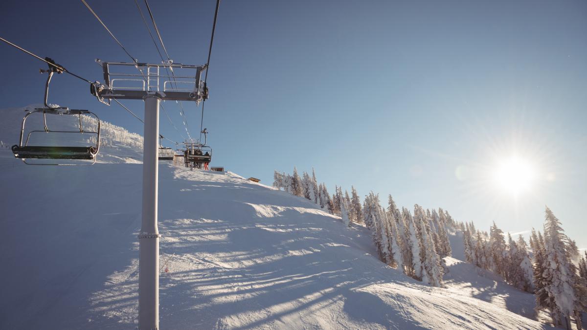 empty-ski-lift-ski-resort_85378000