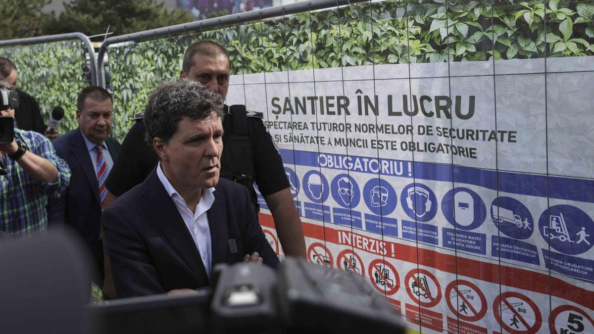 nicusor-dan_santier_planseu_unirii_06_inquam_photos_octav_ganea_59664700