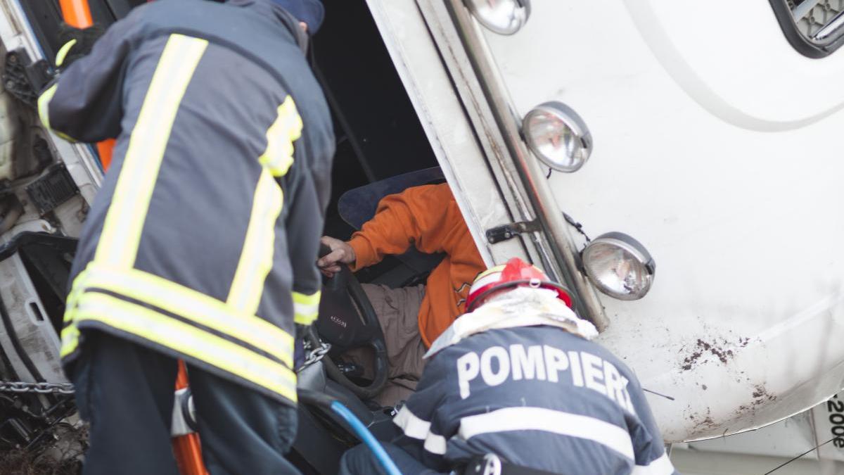 circulatie-ingreunata-pe-dn-13--in-mures--un-tir-incarcat-cu-oi--rasturnat-pe-sosea_98766200