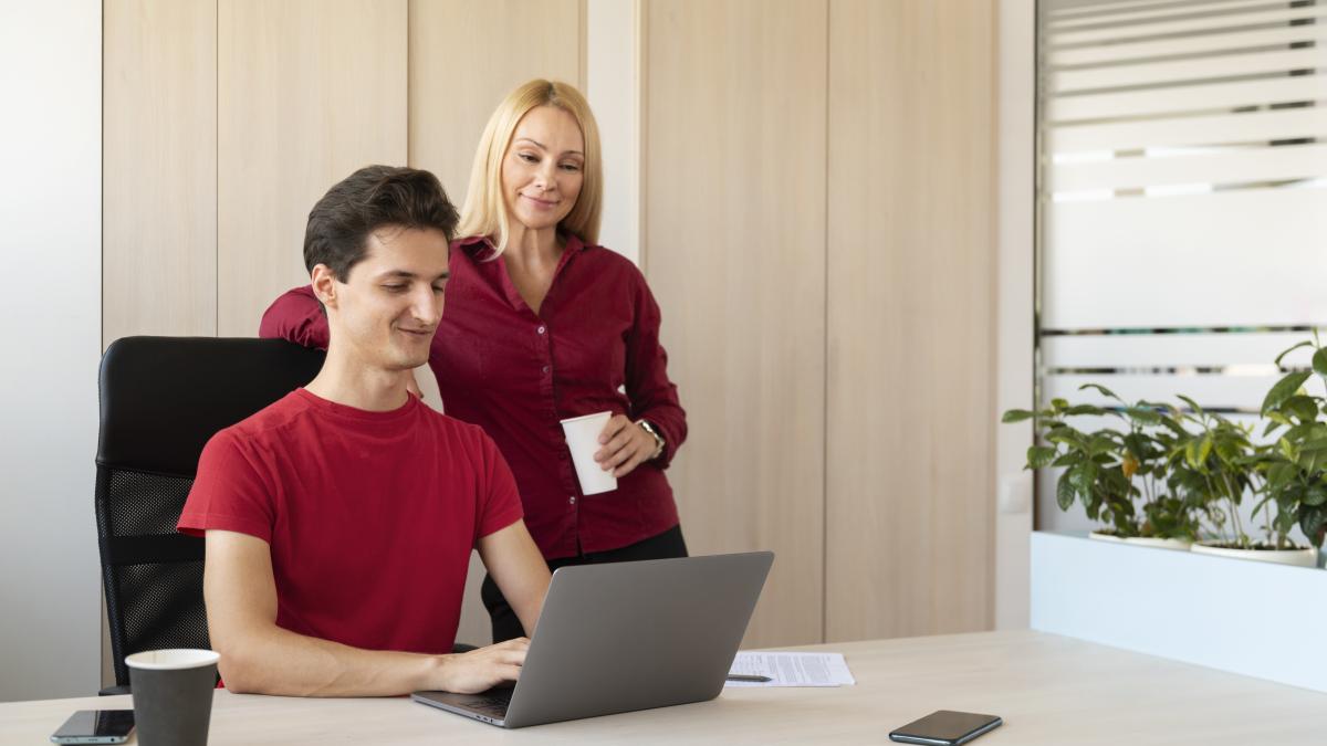 un-nou-fenomen-in-randul-generatiei-z--tinerii-merg-la-interviurile-de-angajare-cu-parintii_13798500