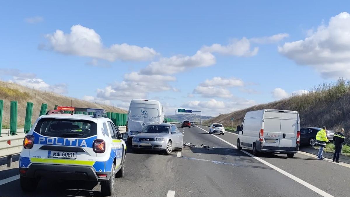 doua-camioane-rasturnate-pe-a1-si-o-tamponare--la-cateva-ore-distanta--toate-in-zona-sebes--soferii-au-fost-raniti_05951600