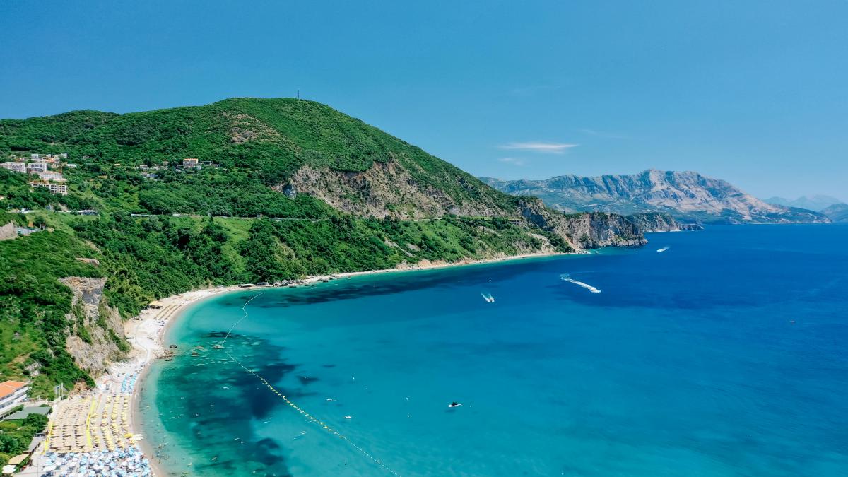 muntenegru-pexels-mikhail-nilov-8430924_31210400