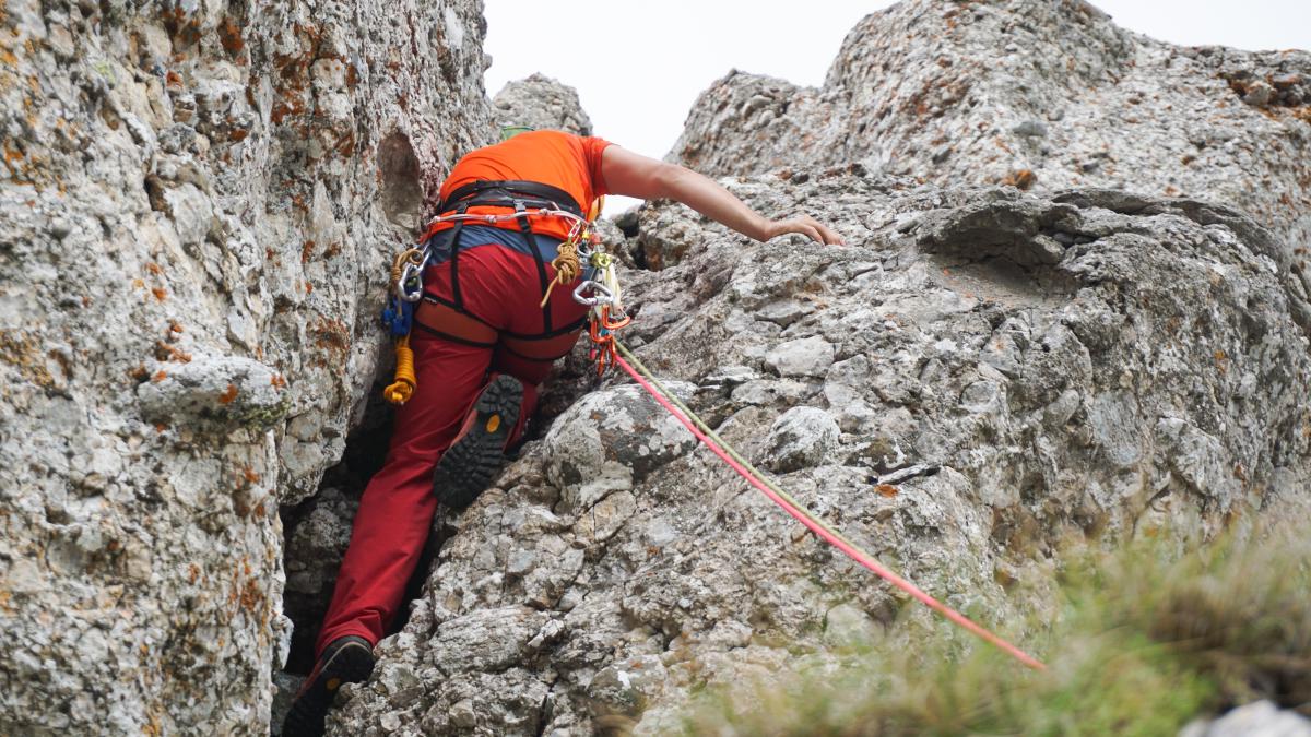 munte-rope-climbing-rocky-cliff_65178600