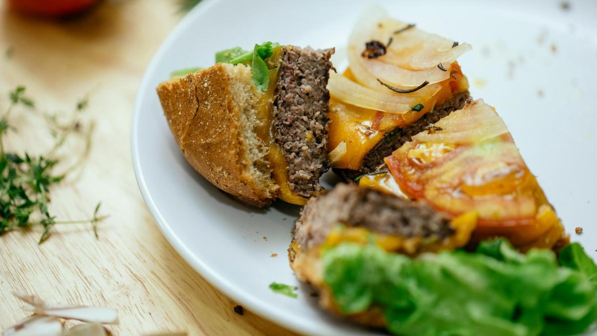 alerta-la-mcdonalds--un-om-a-murit-si-zeci-s-au-imbolnavit-dupa-ce-au-mancat-acest-sandvis_85494900