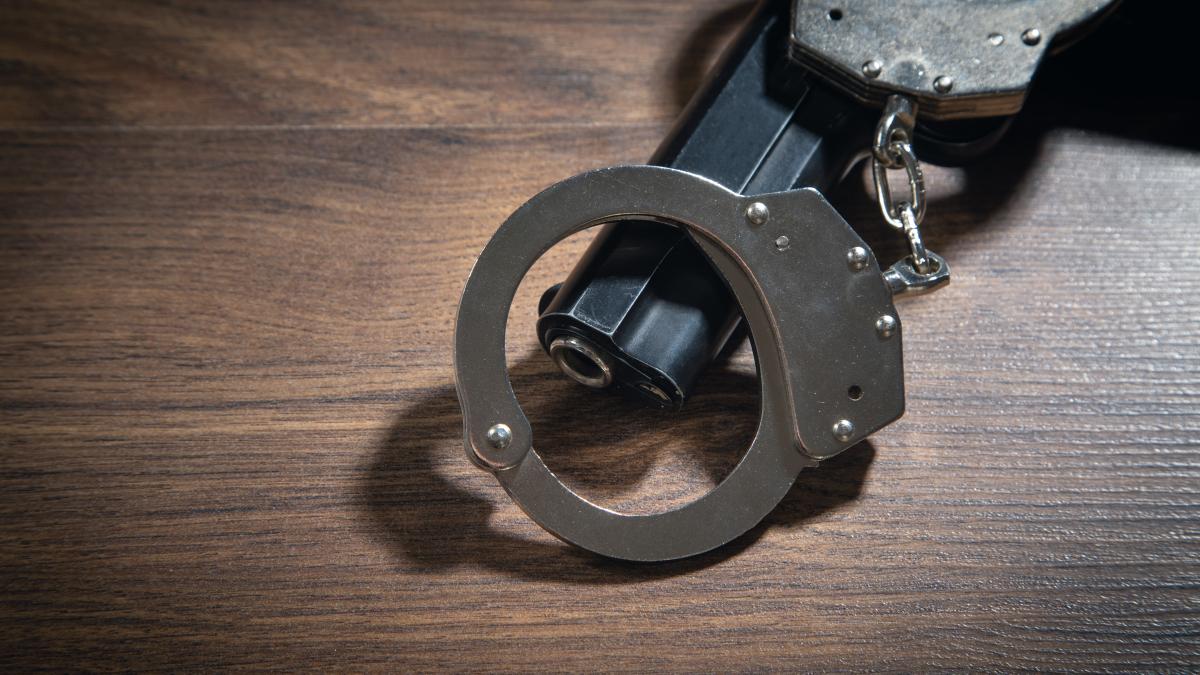 barbat-din-hunedoara--retinut-intr-un-dosar-penal-care-vizeaza-nerespectarea-regimului-armelor-si-munitiilor--ce-au-descoperit-politistii-la-perchezitie_37204200