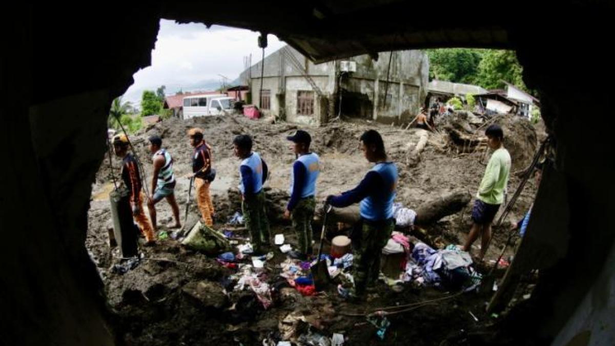 bilantul-furtunii-trami-in-filipine-este-in-crestere-cel-putin-100-de-morti_57128300