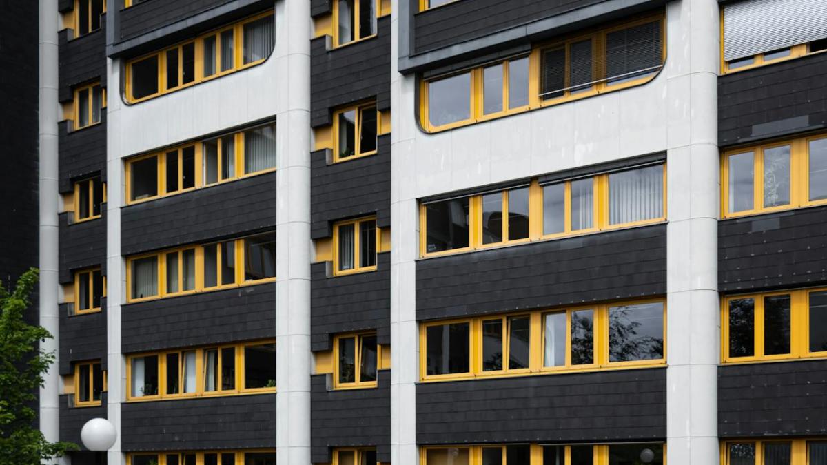 bauhaus-pexels-markus-lenk_46887100