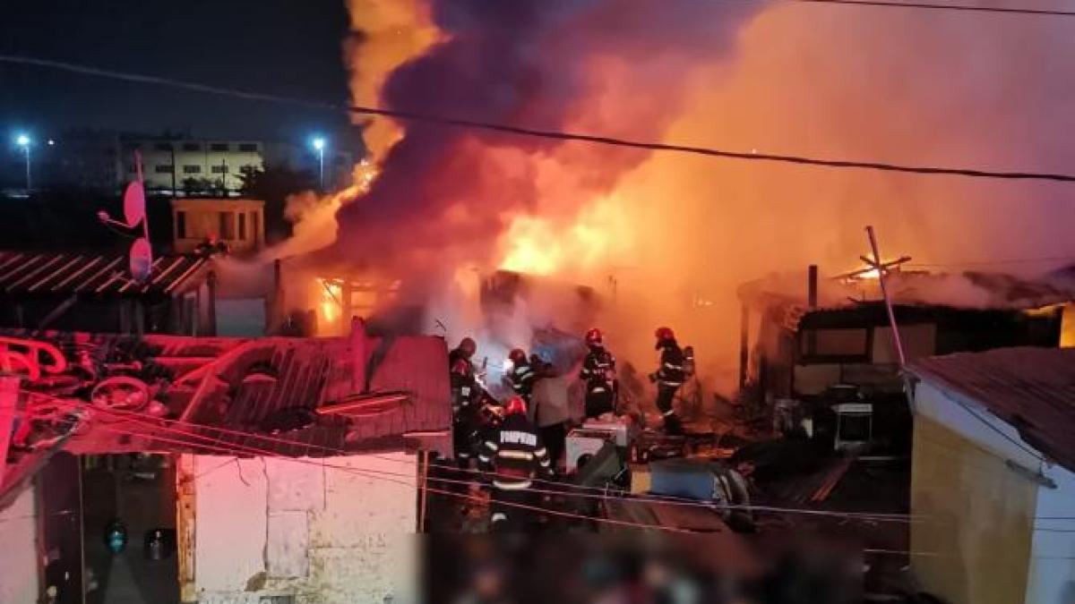 incendiu-la-mai-multe-case-improvizate--in-cluj-napoca--aproximativ-80-de-persoane-s-au-autoevacuat-5_57347100
