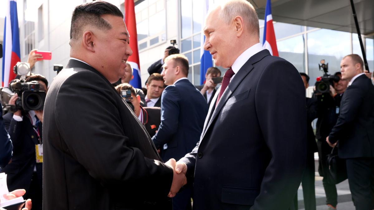 si-kim-jong-un-l-a-lasat-sa-astepte-pe-vadimir-putin--au-inceput-negocierile-la-cosmodromul-vostocini2_20769100