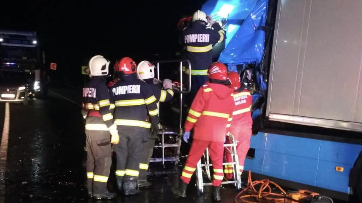 accident-cu-doua-tir-uri-pe-dn6--in-caras-severin--ambii-soferi-sunt-incarcerati_91464500