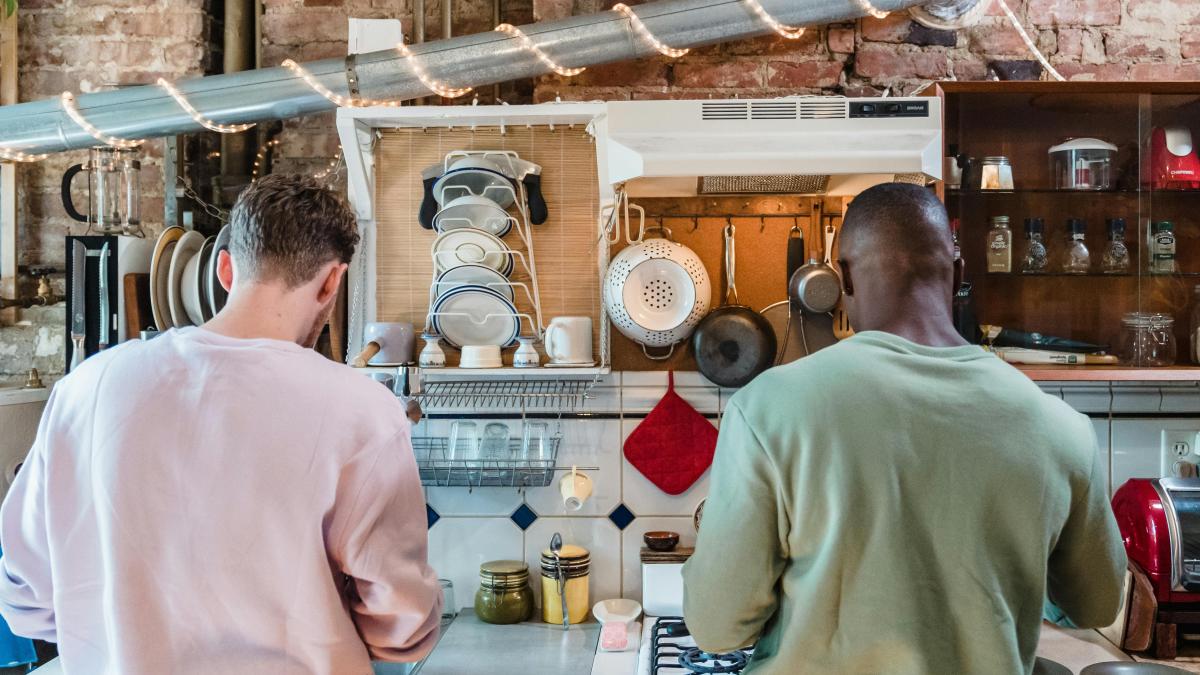 lgbt-pexels-mizunokozuki-13334736_67205400