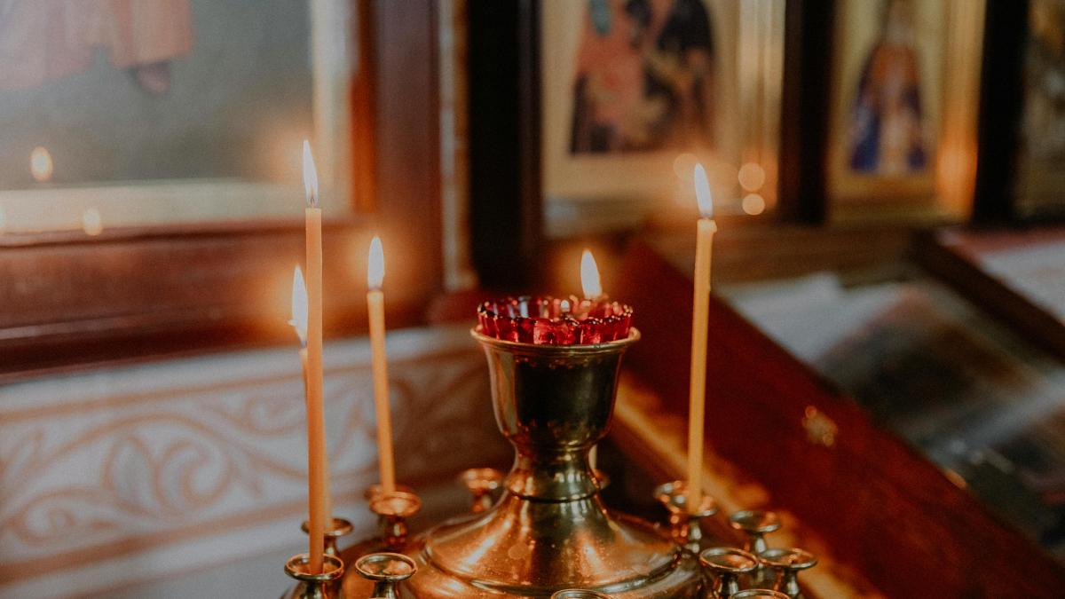 biserica-sarbatoare-lumanari_68946000