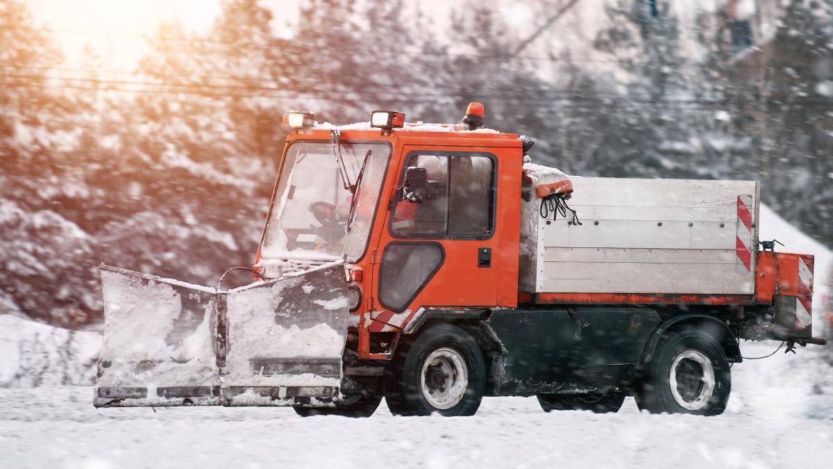 interventie-cu-material-antiderapant-pe-transalpina--drum-inchis-din-cauza-ninsorilor_98811300