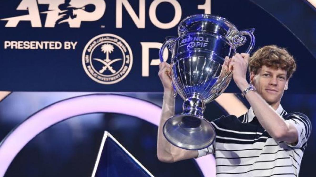 jannik-sinner--primul-italian-care-a-primit-trofeul-rezervat-liderului-mondial-atp-la-final-de-an_00667100