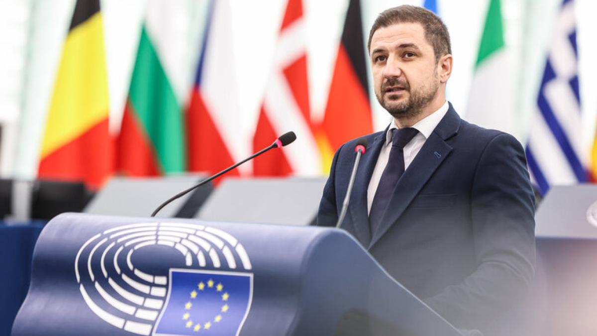 adrian-axinia-22_56620900