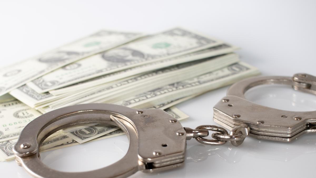 doi-barbati-retinuti-intr-un-dosar-de-camata-si-santaj--in-dambovita_87207300