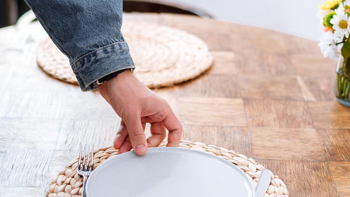 furculita-farfurie-pexels-thirdman-5053908_12873900