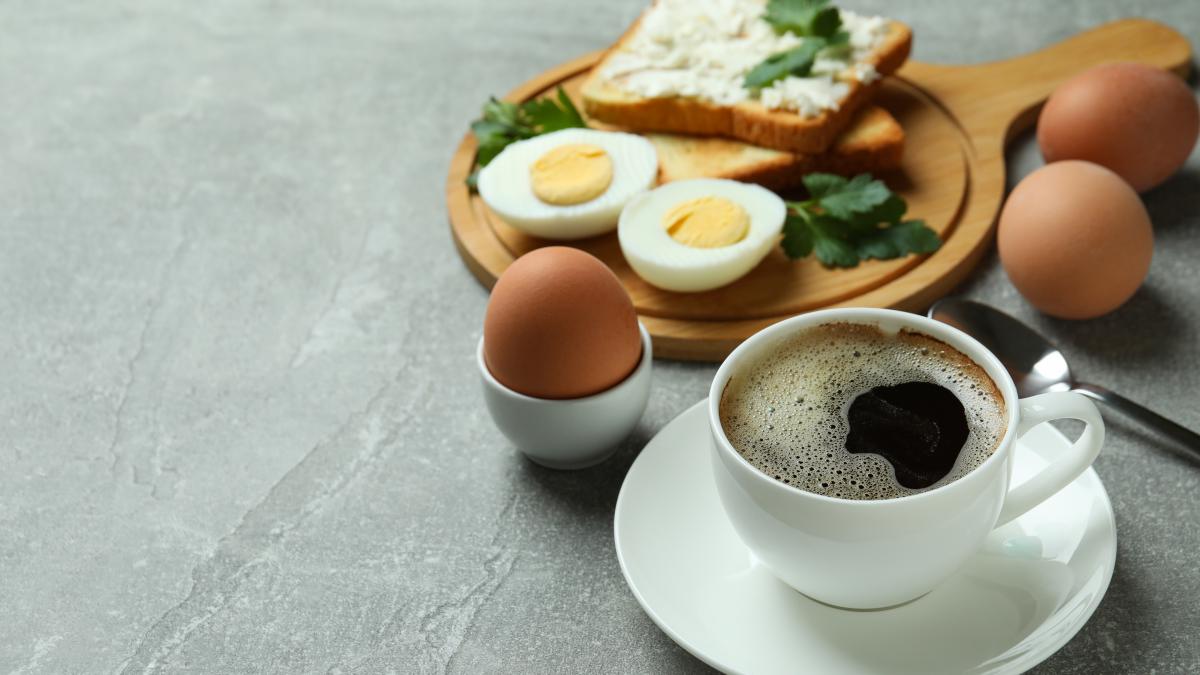 breakfast-with-boiled-eggs-mic-dejun-cafea-oua_28353700