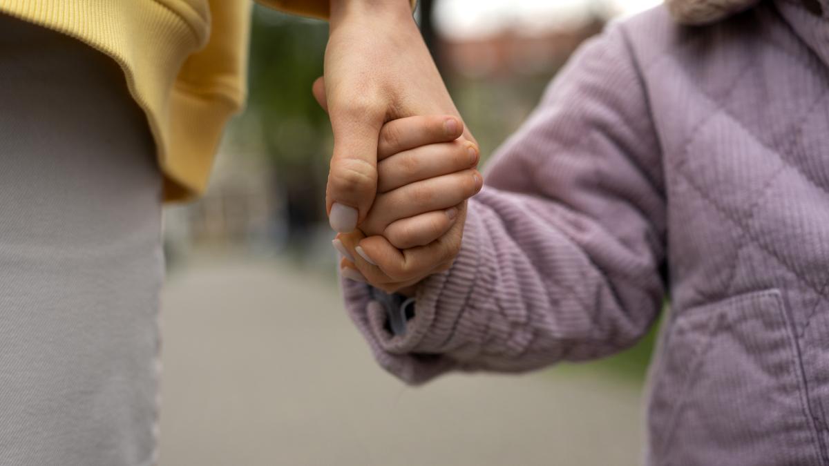hands-holding-copil-parinte_77643400