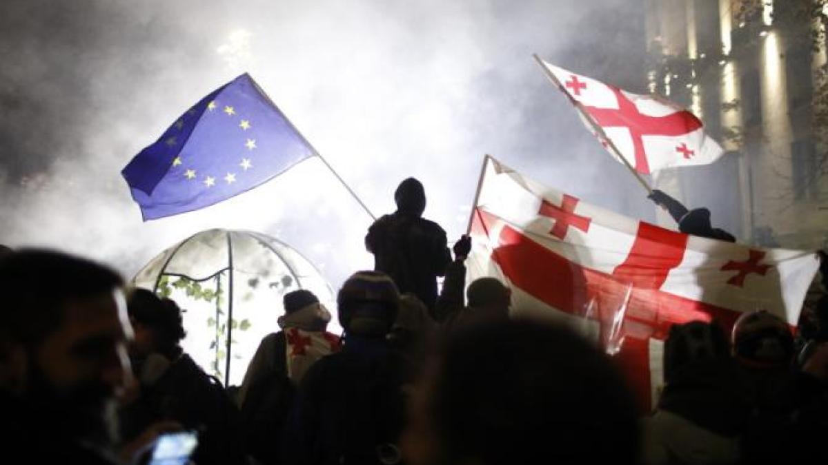 a-treia-seara-de-proteste-in-georgia-lupte-intre-autoritati-si-protestatarii-pro-ue--mii-de-manifestanti-au-iesit-din-nou-in-strada-la-tbilisi_12720000