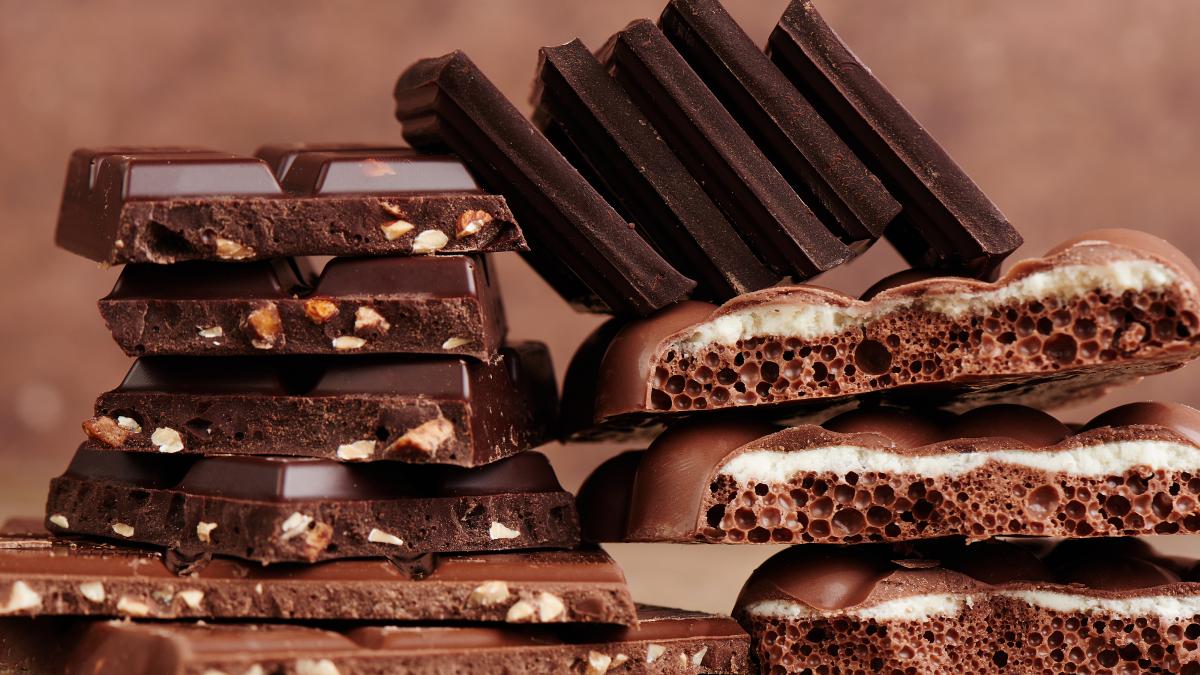 -chocolate-with-nuts-coconut-ciocolata_62048300