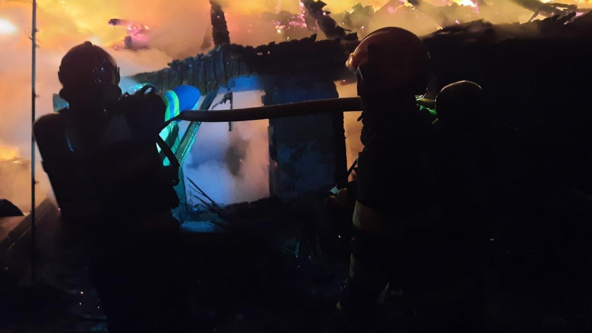 femeie-de-80-de-ani--transportata-la-spital-dupa-ce-locuinta-sa-a-fost-distrusa-de-un-incendiu-1_89411800