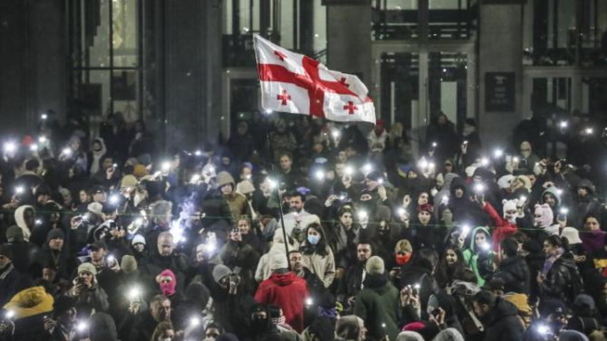 protestele-din-georgia--in-a-zecea-zi--mii-de-manifestanti-pro-europeni-se-indreapta-spre-parlament_34965500