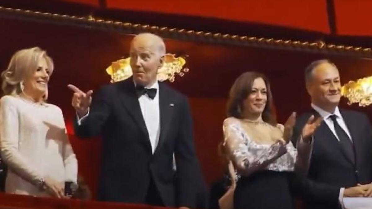 joe-biden-si-prima-doamna-au-ignorat-o-pe-kamala-harris-si-pe-sotul-acesteia-intr-o-intalnire-foarte-stanjenitoare-la-premiile-kennedy-center-honors-video_45296600