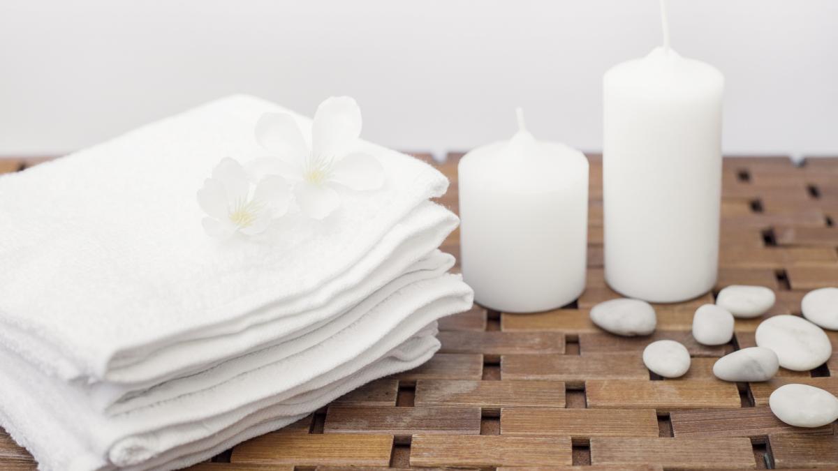 white-towel-flowers-candles-prosoape_66005700